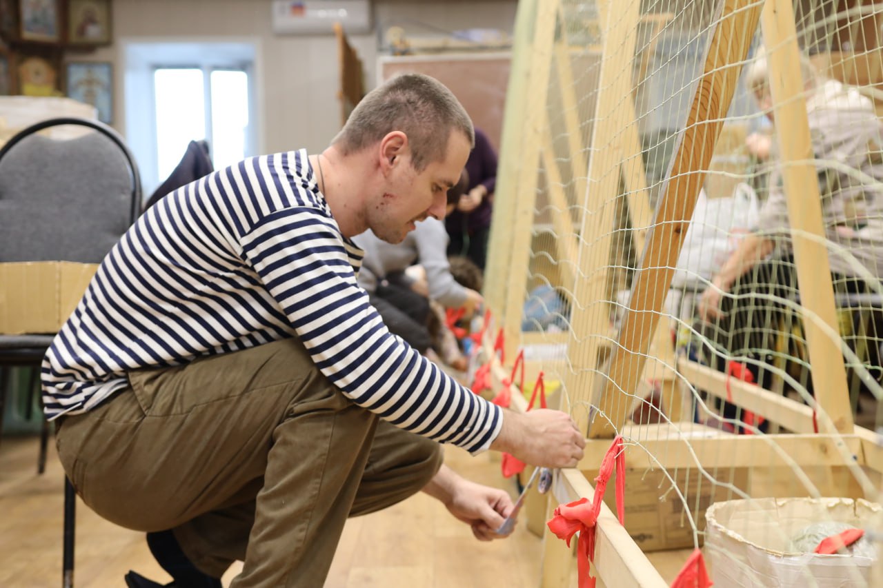 Жители Воронежской области сплели новую маскировочную сеть Жители Воронежской области сплели новую маскировочную сеть