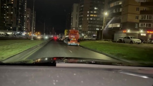 Недавно построенную широкую дорогу к домам в Шилово сразу прерватили в парковку для фур