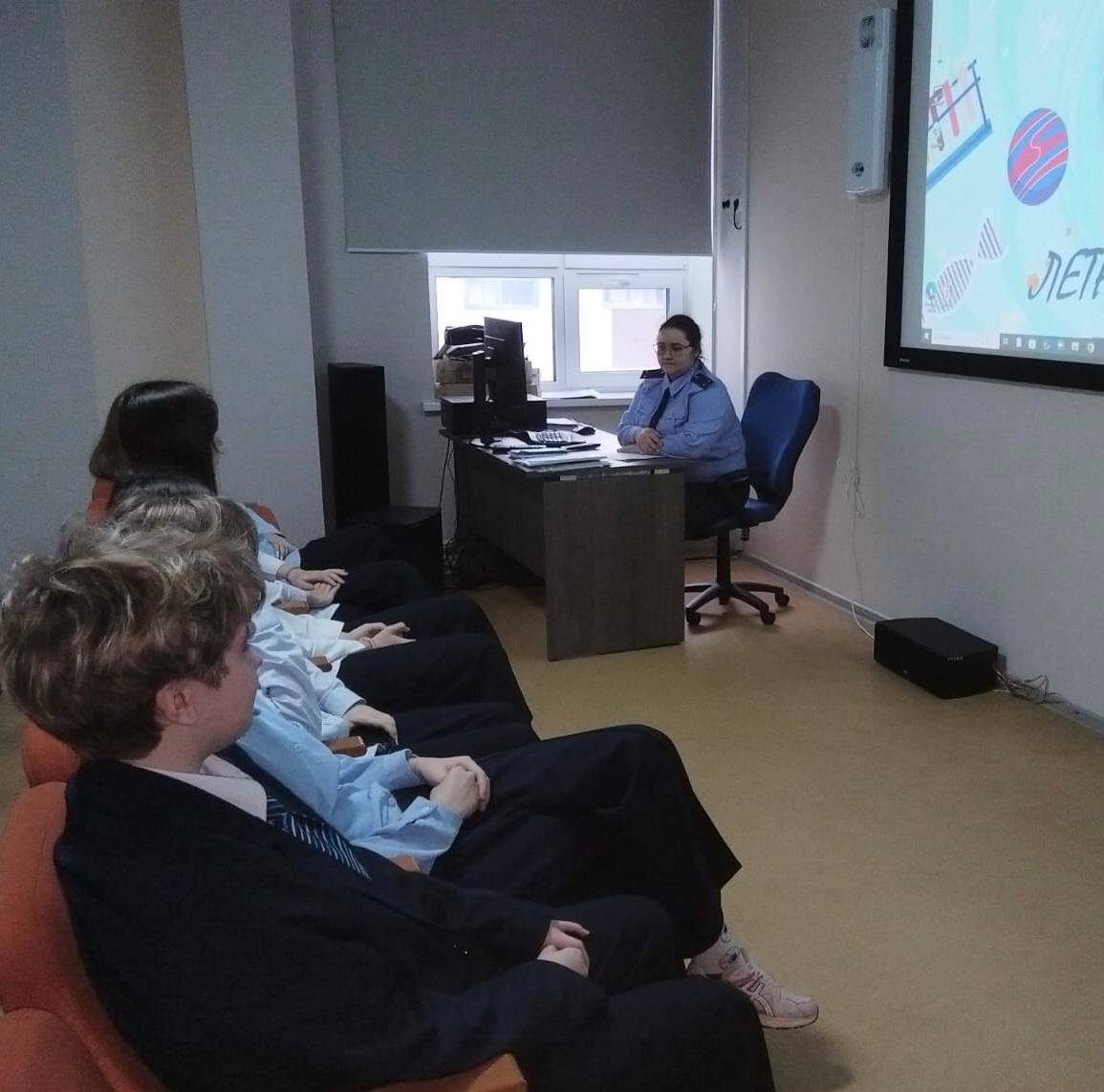 Заместитель Бобровского межрайонного следственного отдела провела занятие с учениками кадетского класса СК России