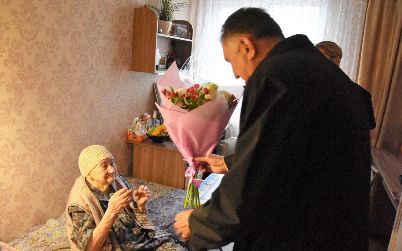 Глава Воронежа Сергей Петрин поздравил с вековым юбилеем жительницу Железнодорожного района, труженицу тыла Анастасию Федорову Глава Воронежа Сергей Петрин поздравил с вековым юбилеем жительницу Железнодорожного района, труженицу тыла Анастасию Федорову