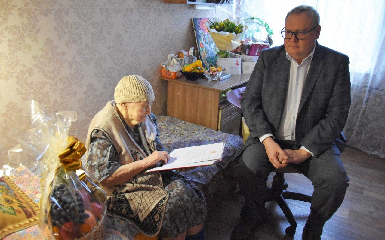 Глава Воронежа Сергей Петрин поздравил с вековым юбилеем жительницу Железнодорожного района, труженицу тыла Анастасию Федорову