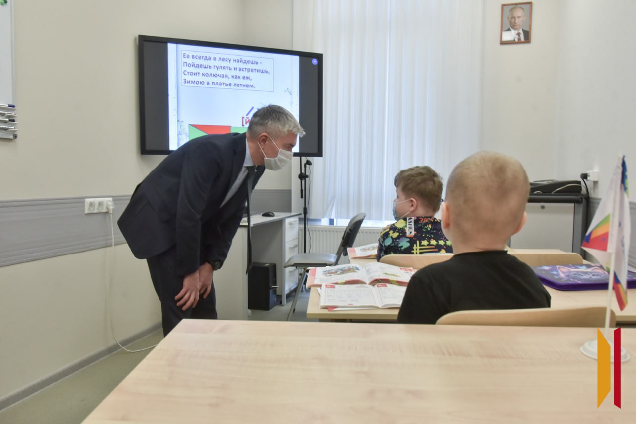 Депутат Госдумы от Воронежской области Евгений Ревенко передал подарки онкобольным детям Депутат Госдумы от Воронежской области Евгений Ревенко передал подарки онкобольным детям