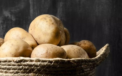 По итогам минувшей недели в Воронежской области резко подорожал картофель, стоимость которого выросла на 5,74% – с 32,12 (17 ноября) до 33,96 (24 ноября) рубля за килограмм