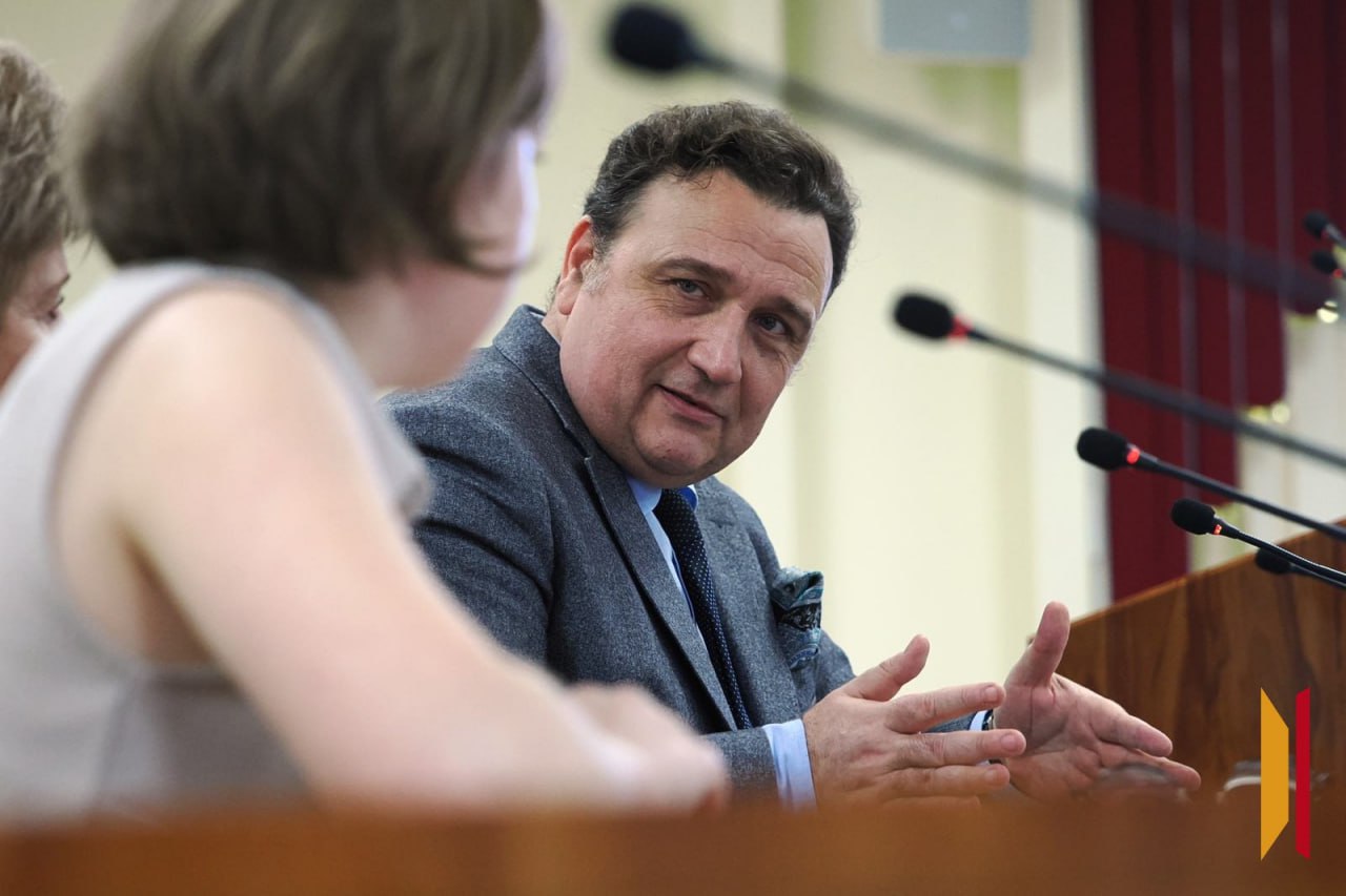 Близок ли крах однополярного мира? Эксперт по международному праву Анри Девеле выступил перед воронежскими студентами Близок ли крах однополярного мира? Эксперт по международному праву Анри Девеле выступил перед воронежскими студентами