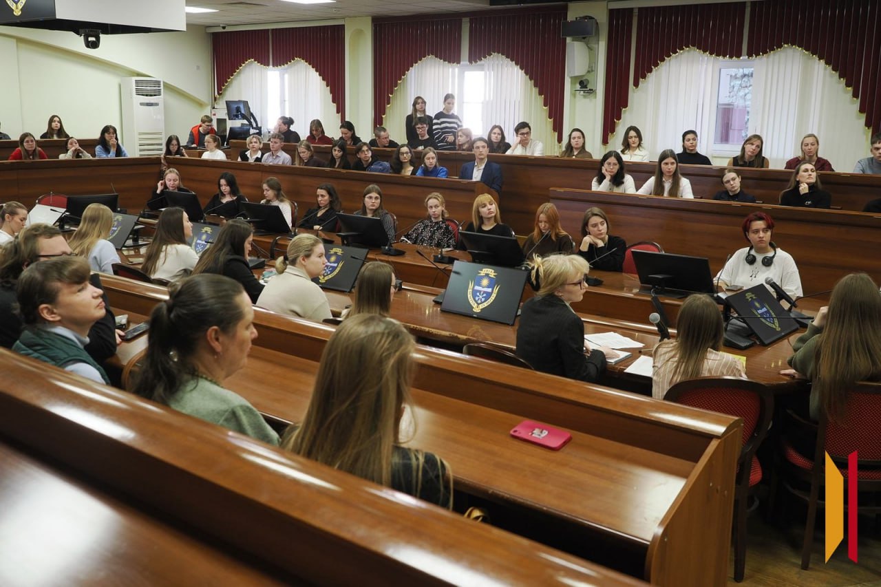 Близок ли крах однополярного мира? Эксперт по международному праву Анри Девеле выступил перед воронежскими студентами Близок ли крах однополярного мира? Эксперт по международному праву Анри Девеле выступил перед воронежскими студентами