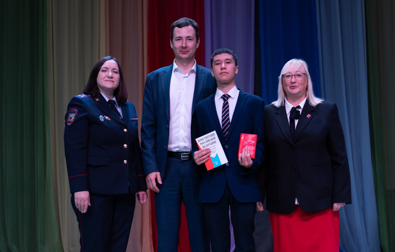 В Воронеже сотрудники полиции и активисты «Движение первых» принимают участие во Всероссийской акции «Мы – граждане России» В Воронеже сотрудники полиции и активисты «Движение первых» принимают участие во Всероссийской акции «Мы – граждане России»