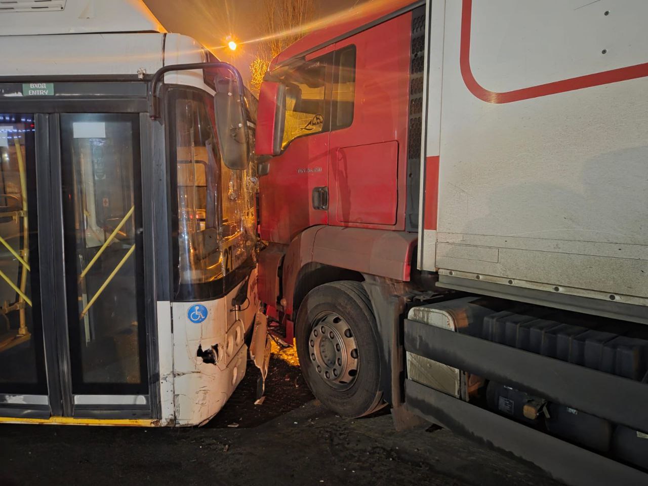 В областном центре госавтоинспекторы устанавливают обстоятельства ДТП с участием автобуса