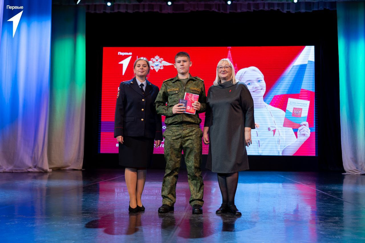 В Воронеже сотрудники полиции и активисты «Движение первых» принимают участие во Всероссийской акции «Мы – граждане России» В Воронеже сотрудники полиции и активисты «Движение первых» принимают участие во Всероссийской акции «Мы – граждане России»
