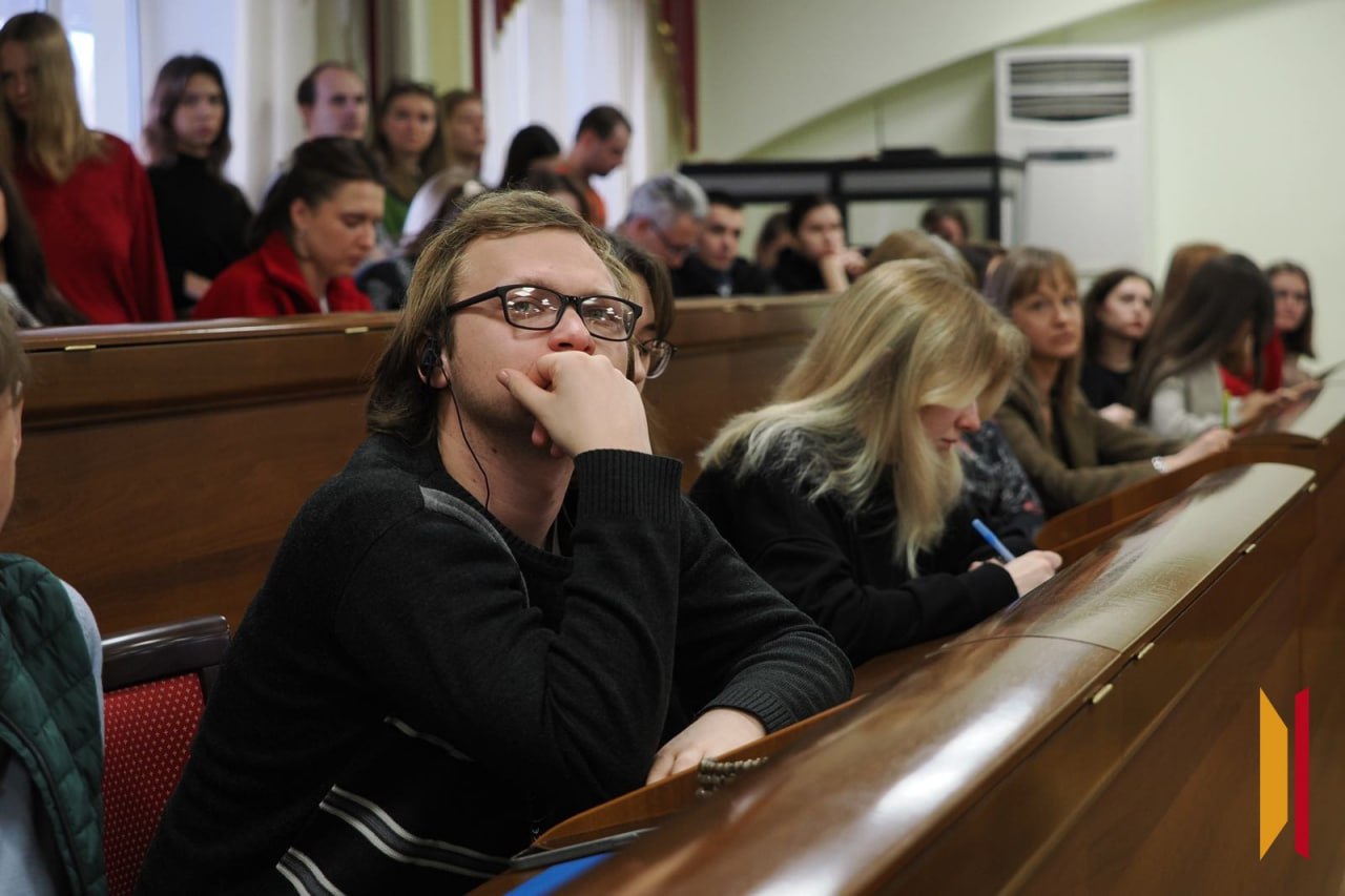 Близок ли крах однополярного мира? Эксперт по международному праву Анри Девеле выступил перед воронежскими студентами Близок ли крах однополярного мира? Эксперт по международному праву Анри Девеле выступил перед воронежскими студентами