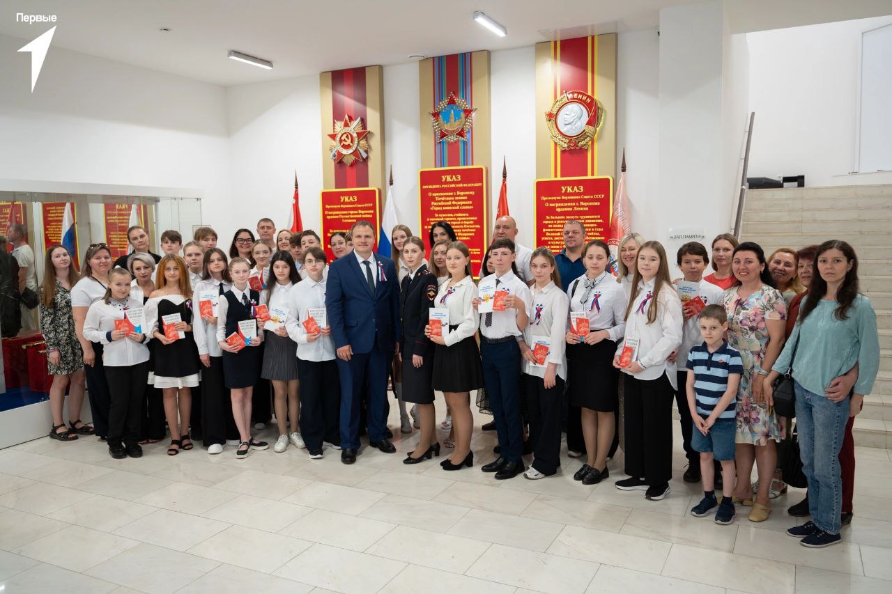 В Воронеже сотрудники полиции и активисты «Движение первых» принимают участие во Всероссийской акции «Мы – граждане России»