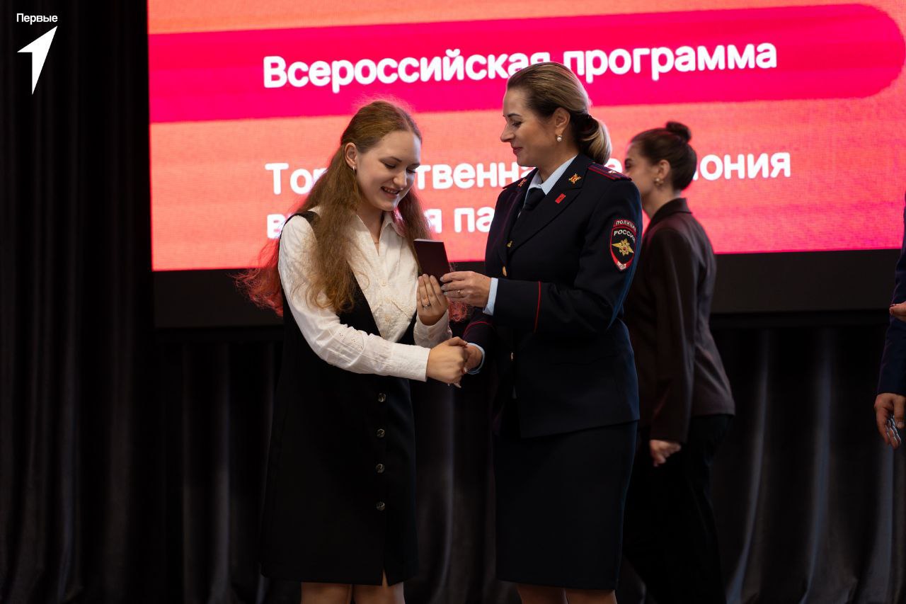 В Воронеже сотрудники полиции и активисты «Движение первых» принимают участие во Всероссийской акции «Мы – граждане России» В Воронеже сотрудники полиции и активисты «Движение первых» принимают участие во Всероссийской акции «Мы – граждане России»