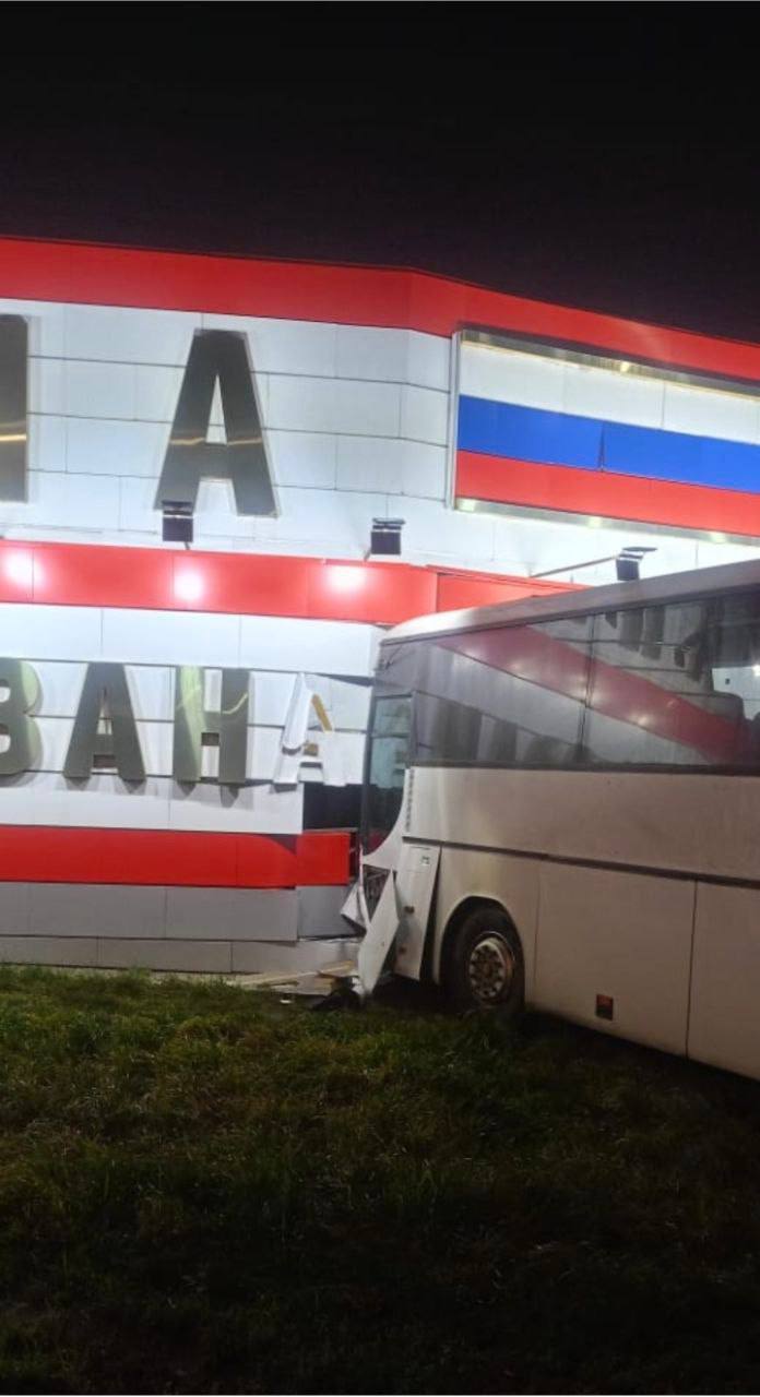 Появилось фото жуткого ДТП с пятью пострадавшими пассажирами в Аннинском районе