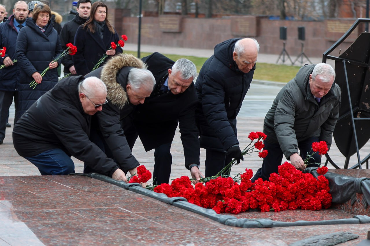 Сергей Петрин принял участие в церемонии возложения цветов к могиле Неизвестного солдата Сергей Петрин принял участие в церемонии возложения цветов к могиле Неизвестного солдата
