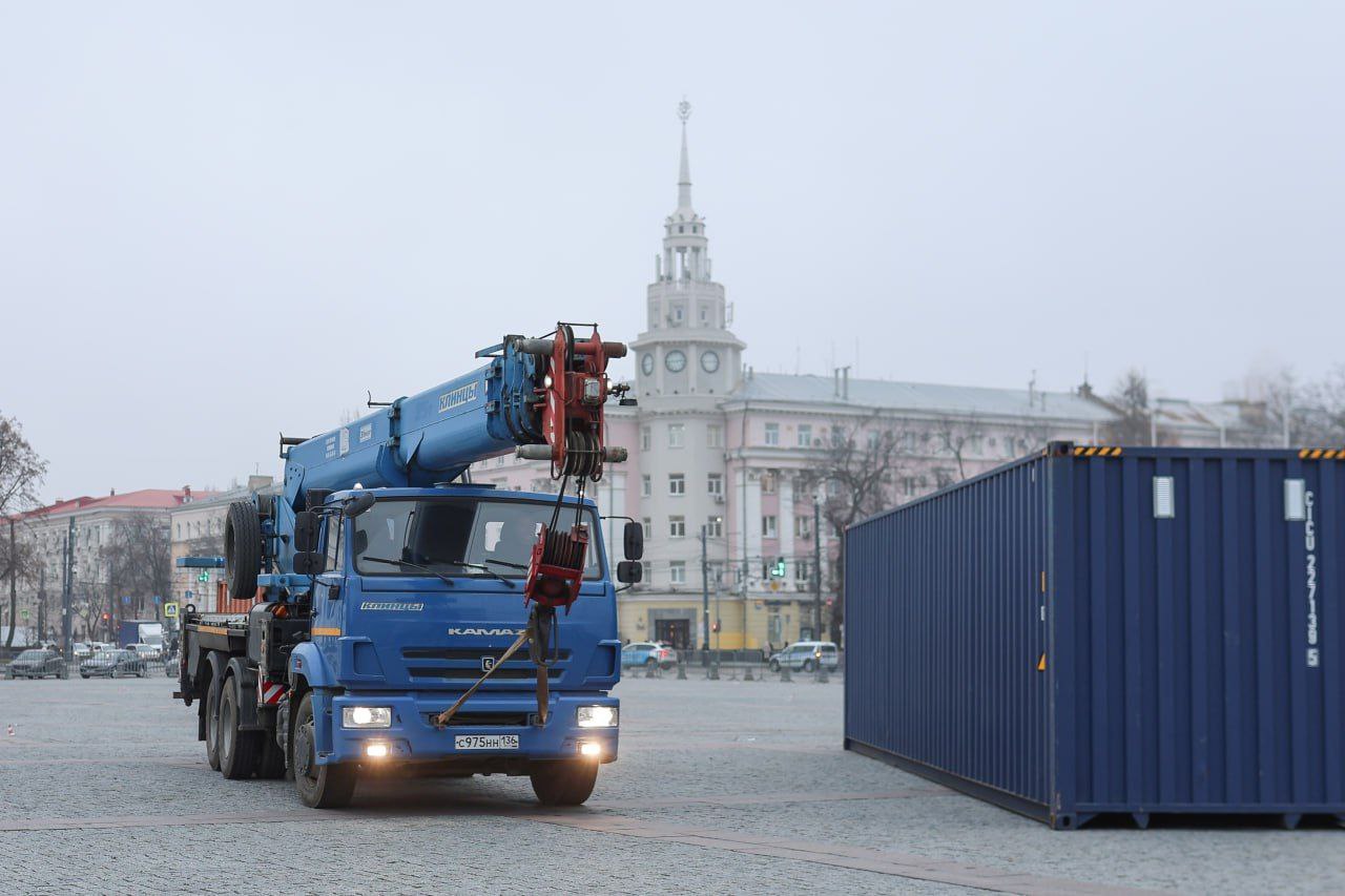 На площади Ленина начинается активная фаза монтажа новогоднего оформления На площади Ленина начинается активная фаза монтажа новогоднего оформления