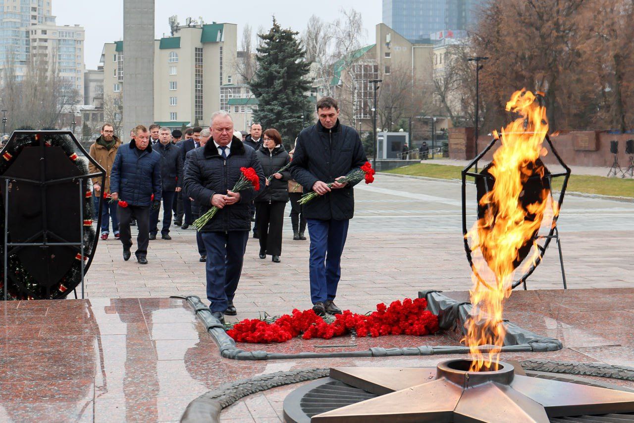 Сергей Петрин принял участие в церемонии возложения цветов к могиле Неизвестного солдата Сергей Петрин принял участие в церемонии возложения цветов к могиле Неизвестного солдата