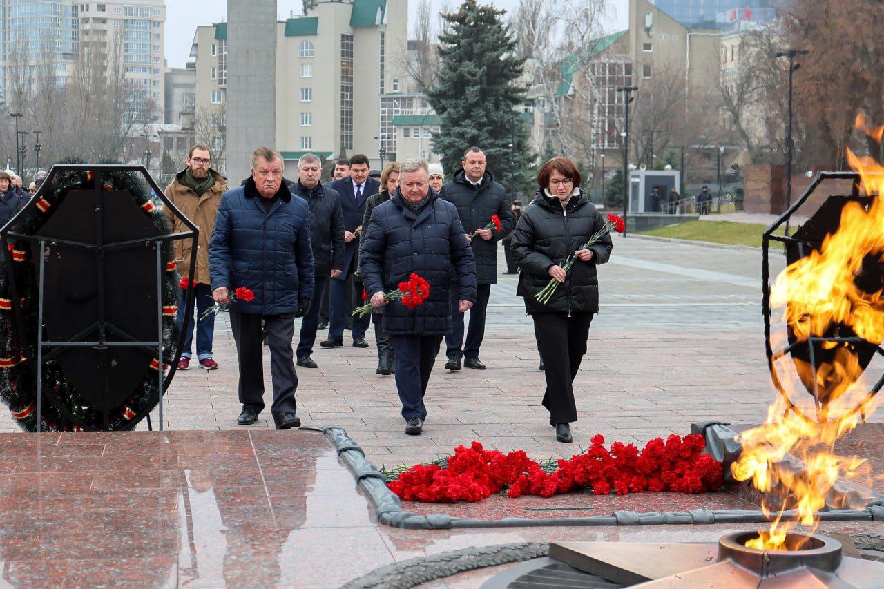 Сергей Петрин принял участие в церемонии возложения цветов к могиле Неизвестного солдата Сергей Петрин принял участие в церемонии возложения цветов к могиле Неизвестного солдата