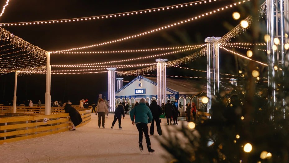 Стал известен график работы катка на Адмиралтейской площади