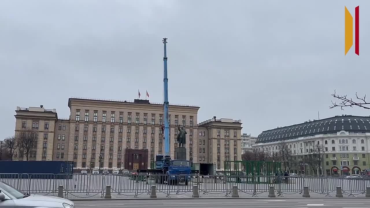 Елку начали устанавливать на площади Ленина