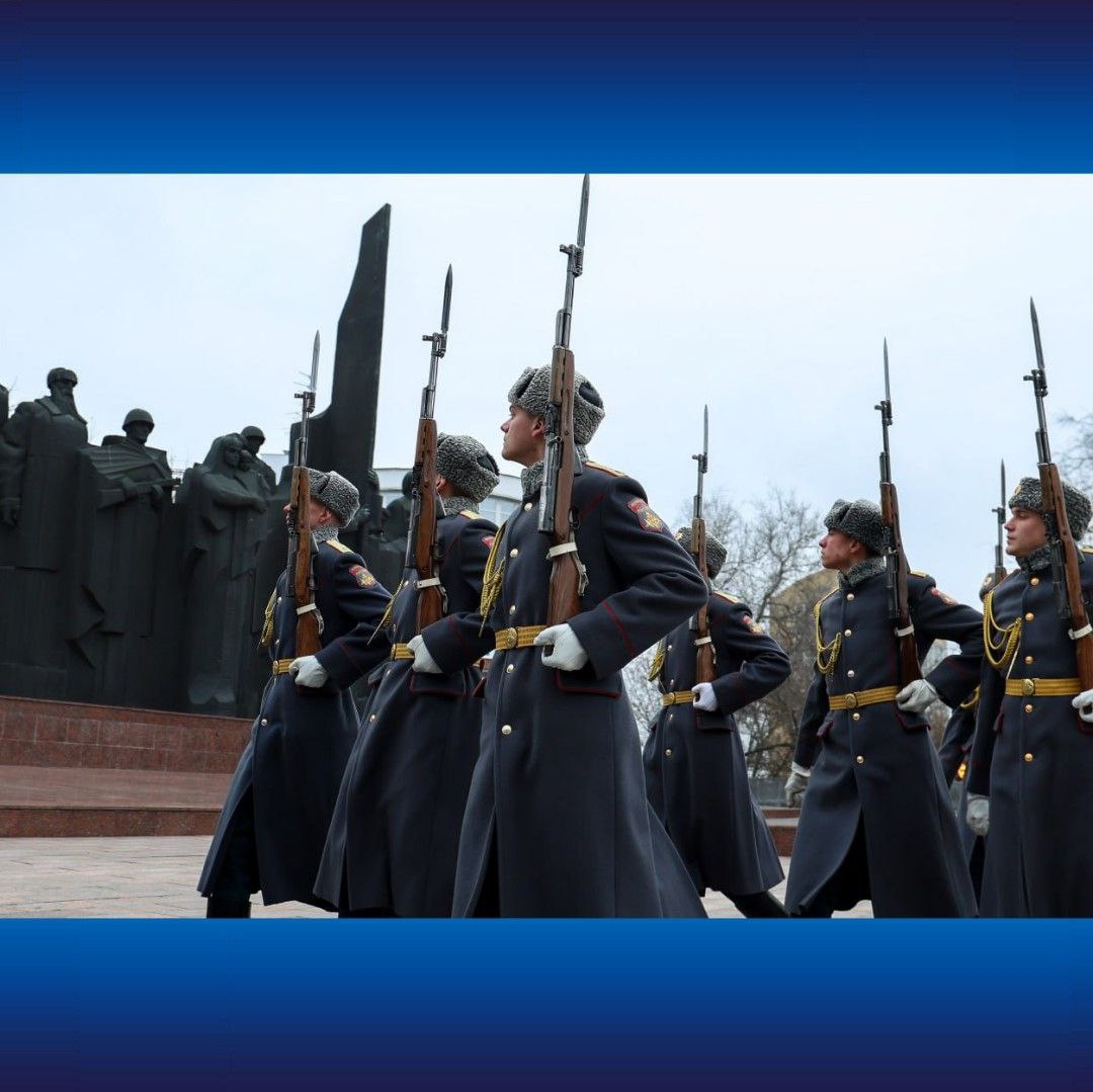 Сегодня, 03 декабря 2025 года, в День Неизвестного солдата, на площади Победы города Воронежа прошла церемония возложения венков и цветов к Вечному огню Сегодня, 03 декабря 2025 года, в День Неизвестного солдата, на площади Победы города Воронежа прошла церемония возложения венков и цветов к Вечному огню