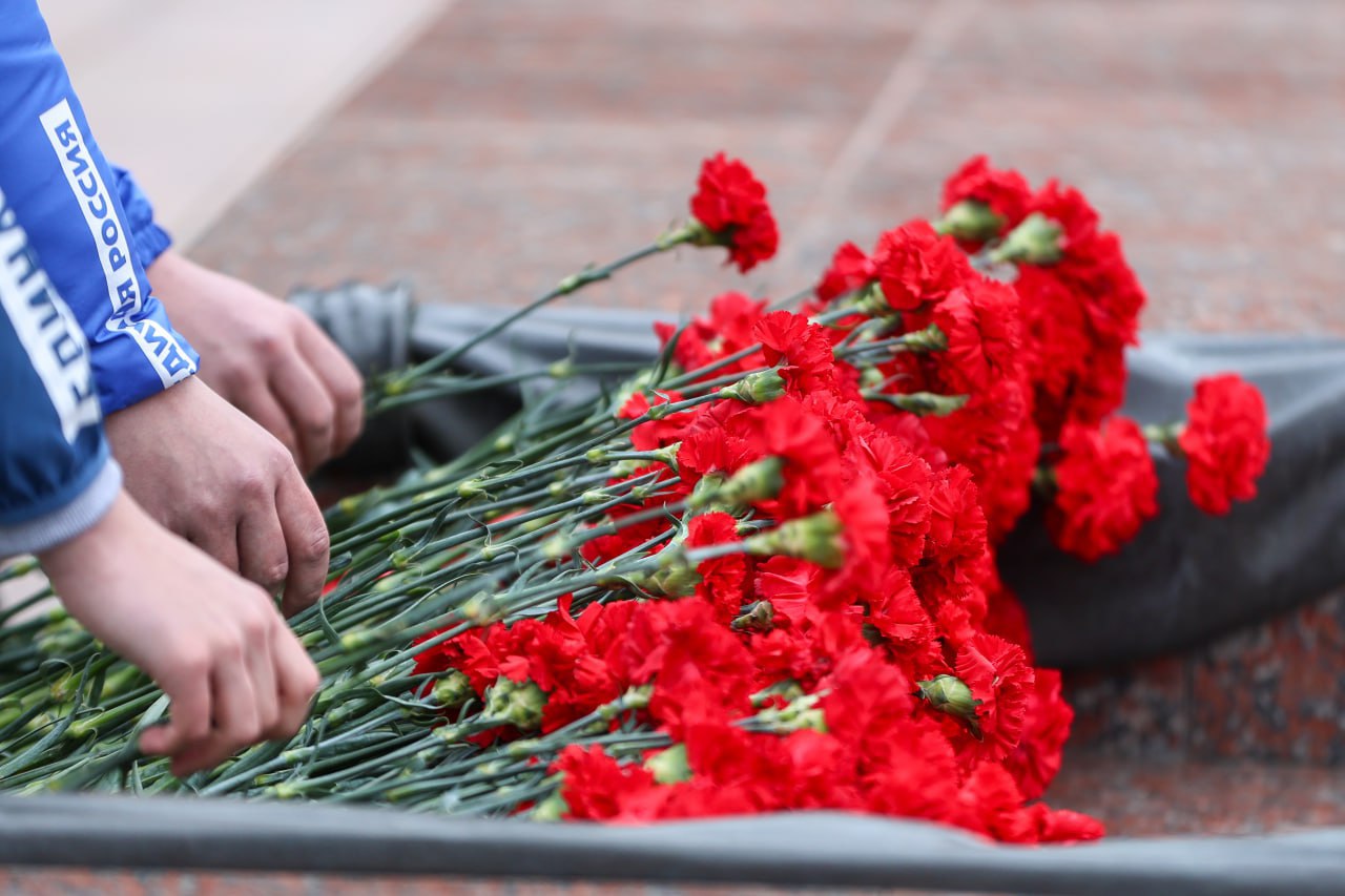 Сергей Петрин принял участие в церемонии возложения цветов к могиле Неизвестного солдата Сергей Петрин принял участие в церемонии возложения цветов к могиле Неизвестного солдата