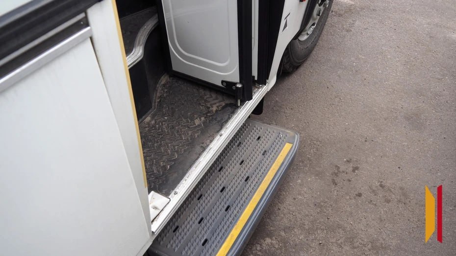 В Воронеже женщина выпала на улицу из ехавшего автобуса