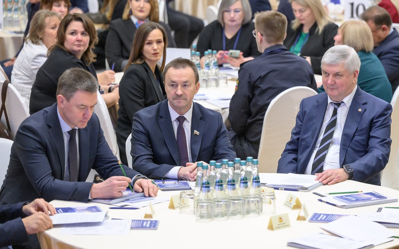 Председатель Воронежской областной Думы Юрий Матузов посетил семинар для сотрудников государственных и муниципальных органов, а также учреждений и организаций, поддерживающих участников СВО и их семьи