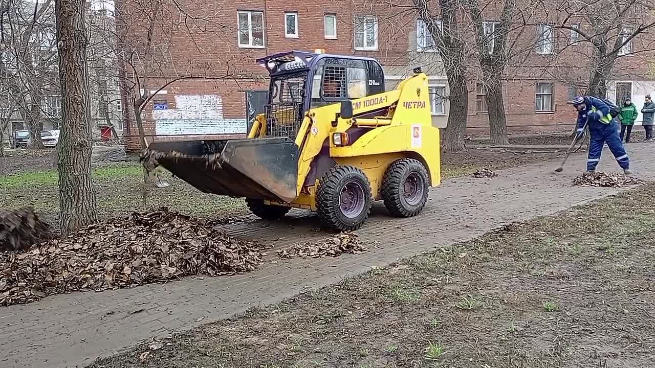 В Ленинском районе продолжается плановая уборка территории