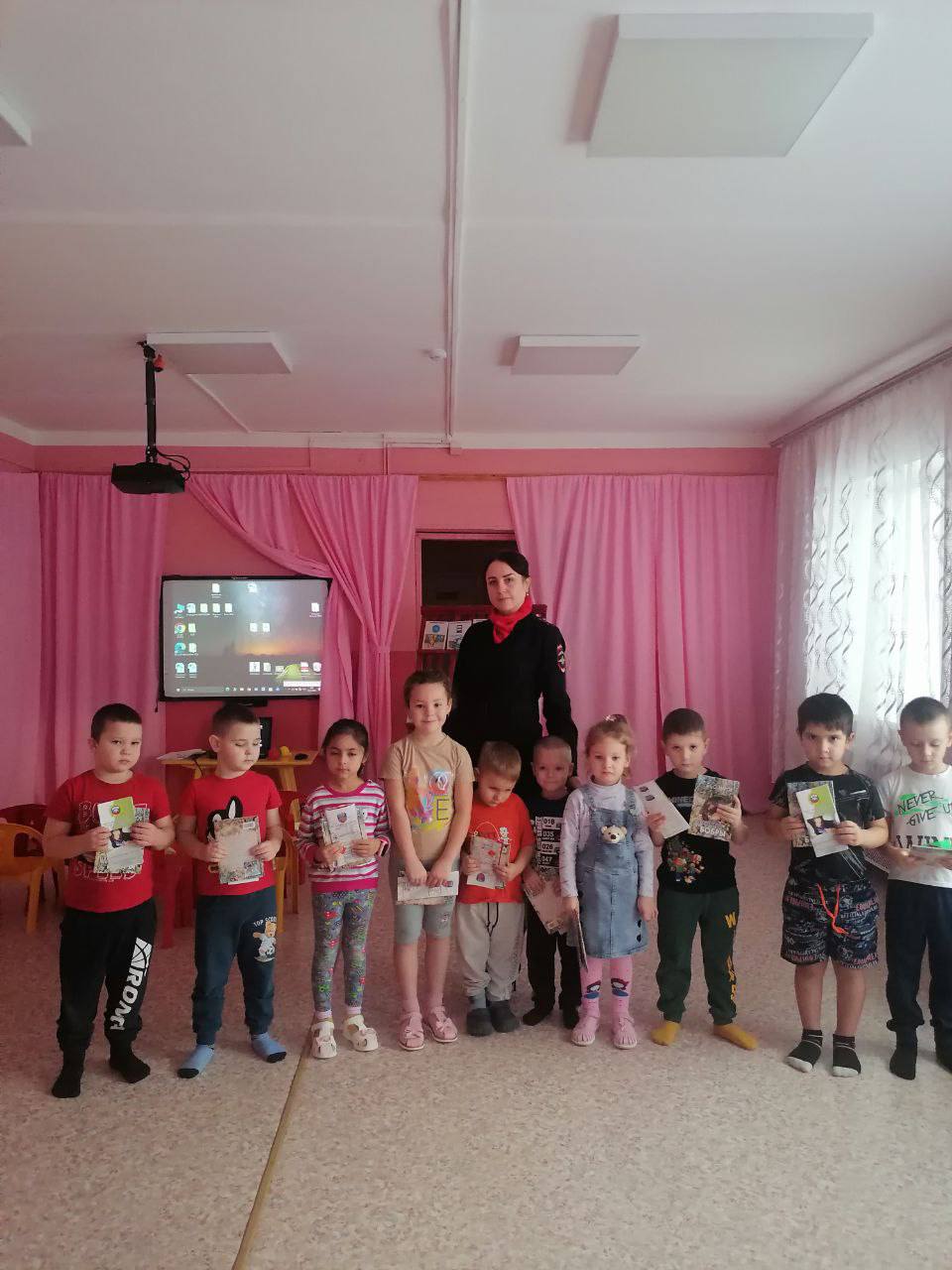 Путешествие в страну. Накануне в пришкольном детском саду Спасской общеобразовательной школы Верхнемамонского района прошло увлекательное занятие по Правилам дорожного движения