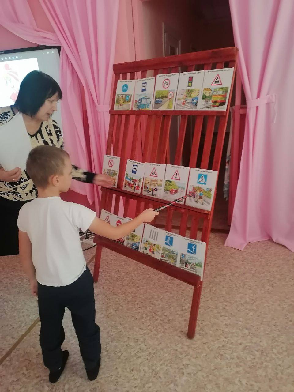 Путешествие в страну. Накануне в пришкольном детском саду Спасской общеобразовательной школы Верхнемамонского района прошло увлекательное занятие по Правилам дорожного движения Путешествие в страну. Накануне в пришкольном детском саду Спасской общеобразовательной школы Верхнемамонского района прошло увлекательное занятие по Правилам дорожного движения