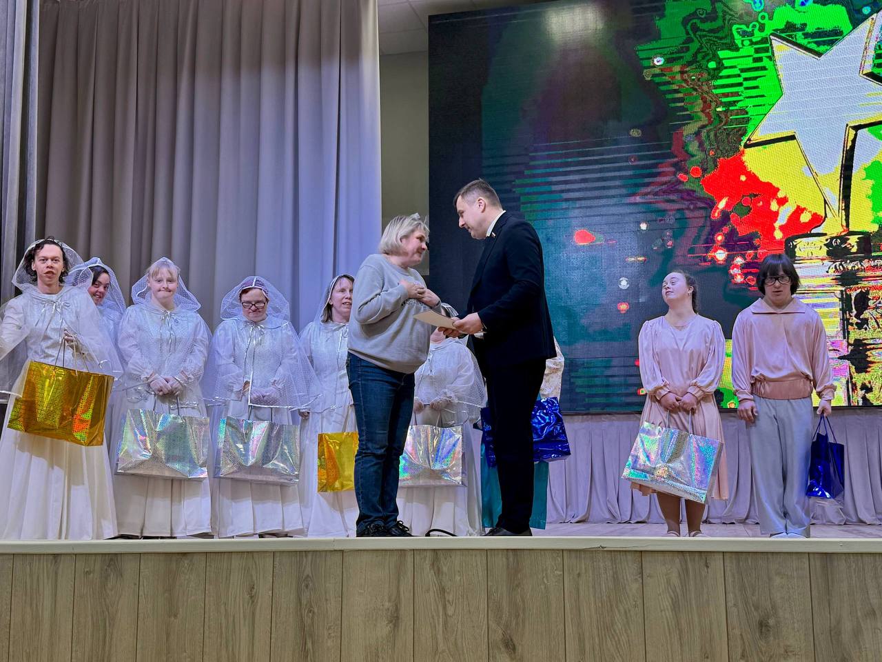 Вместе с коллегой по городской Думе Ольгой Струковой принял участие в творческом фестивале детей с ограниченными возможностями здоровья Вместе с коллегой по городской Думе Ольгой Струковой принял участие в творческом фестивале детей с ограниченными возможностями здоровья