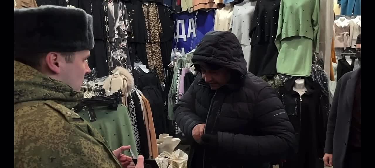 Рейд на мигрантов-уклонистов на рынке в Воронеже сняли на видео