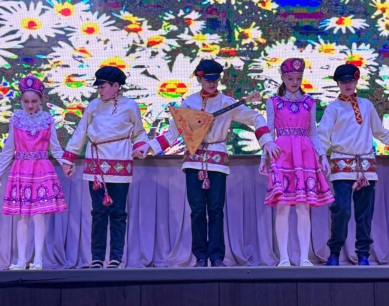 Вместе с коллегой по городской Думе Ольгой Струковой принял участие в творческом фестивале детей с ограниченными возможностями здоровья Вместе с коллегой по городской Думе Ольгой Струковой принял участие в творческом фестивале детей с ограниченными возможностями здоровья