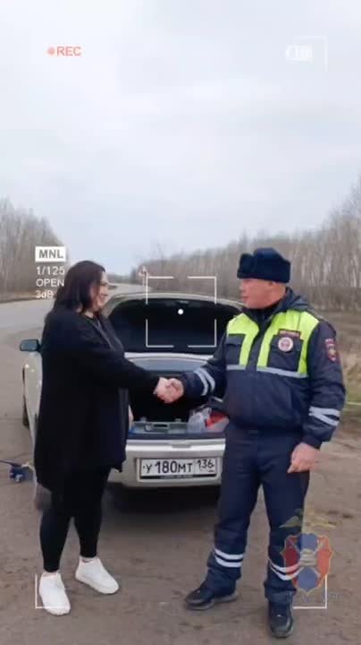 Поворинские автоинспекторы оказали помощь автоледи, столкнувшейся с нештатной дорожной ситуацией