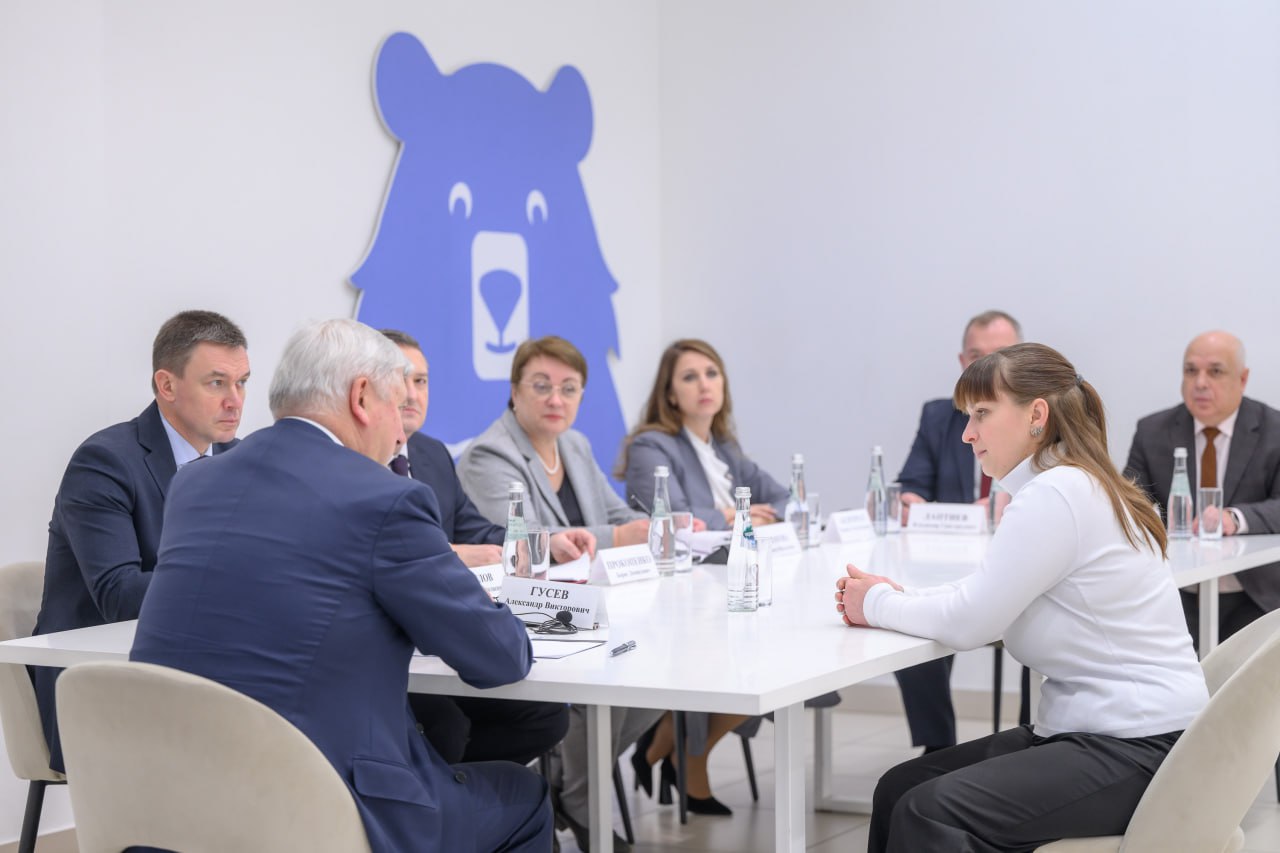 Губернатор Воронежской области Александр Гусев провел в пятницу, 5 декабря, личный прием граждан в штабе общественной поддержки партии «Единая Россия» Губернатор Воронежской области Александр Гусев провел в пятницу, 5 декабря, личный прием граждан в штабе общественной поддержки партии «Единая Россия»