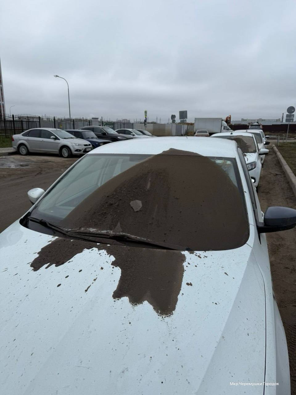 «Ночные мстители» порезали шины и облили грязью автомобили в ЖК «Черемушки»