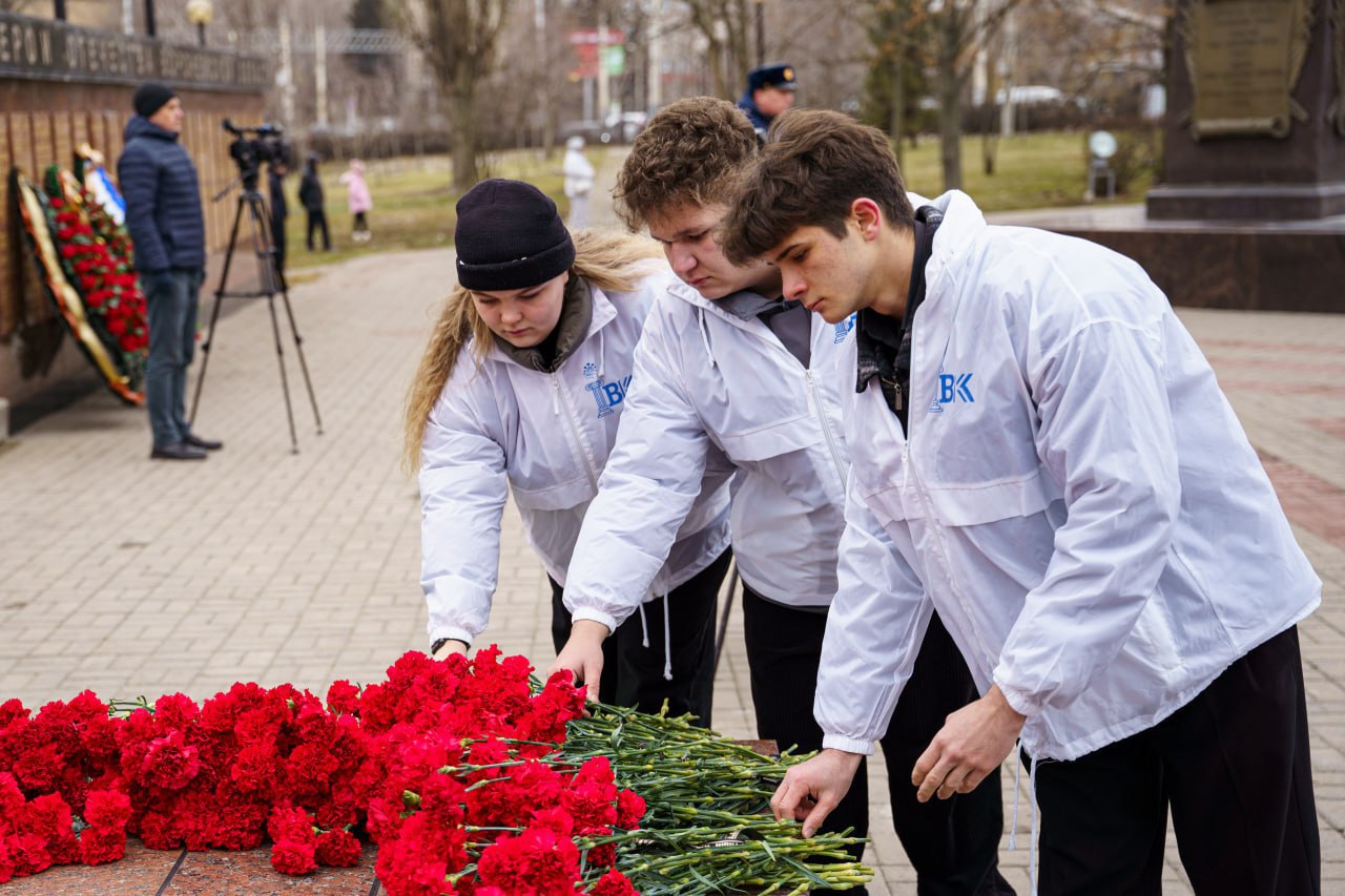Губернатор Александр Гусев почтил память Героев Отечества Губернатор Александр Гусев почтил память Героев Отечества