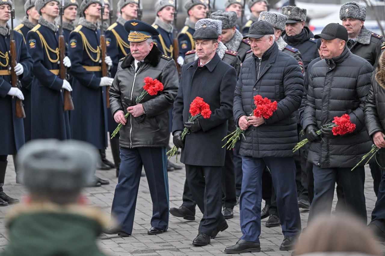 Председатель и депутаты областной Думы почтили память героев Отечества Председатель и депутаты областной Думы почтили память героев Отечества