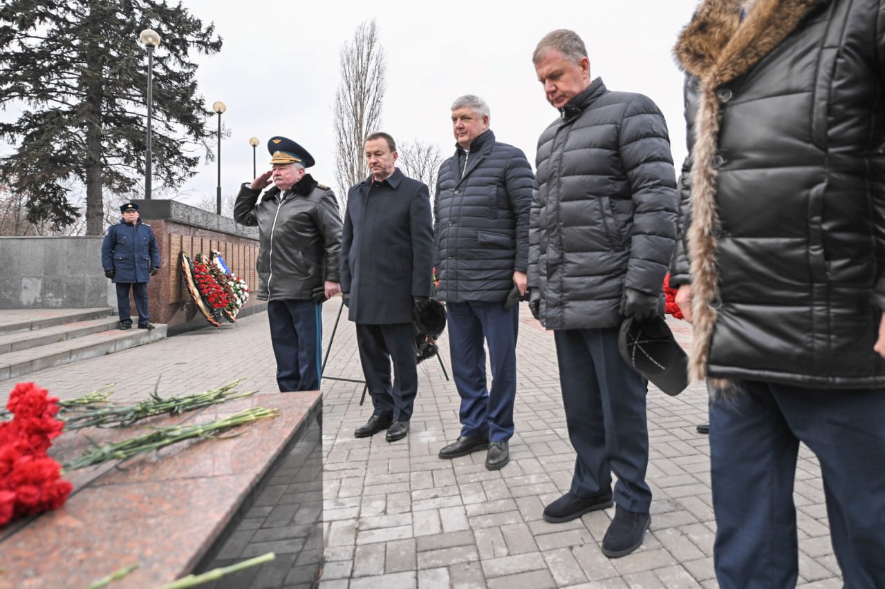 Председатель и депутаты областной Думы почтили память героев Отечества Председатель и депутаты областной Думы почтили память героев Отечества