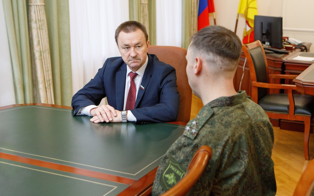 В День Героев Отечества, 9 декабря, председатель Воронежской областной Думы Юрий Матузов встретился с представителями авиационного соединения, которое базируется в нашем регионе