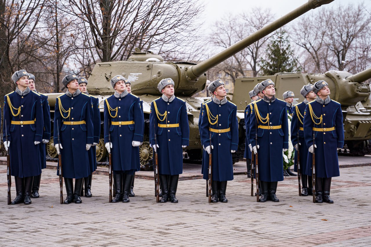 Губернатор Александр Гусев почтил память Героев Отечества Губернатор Александр Гусев почтил память Героев Отечества