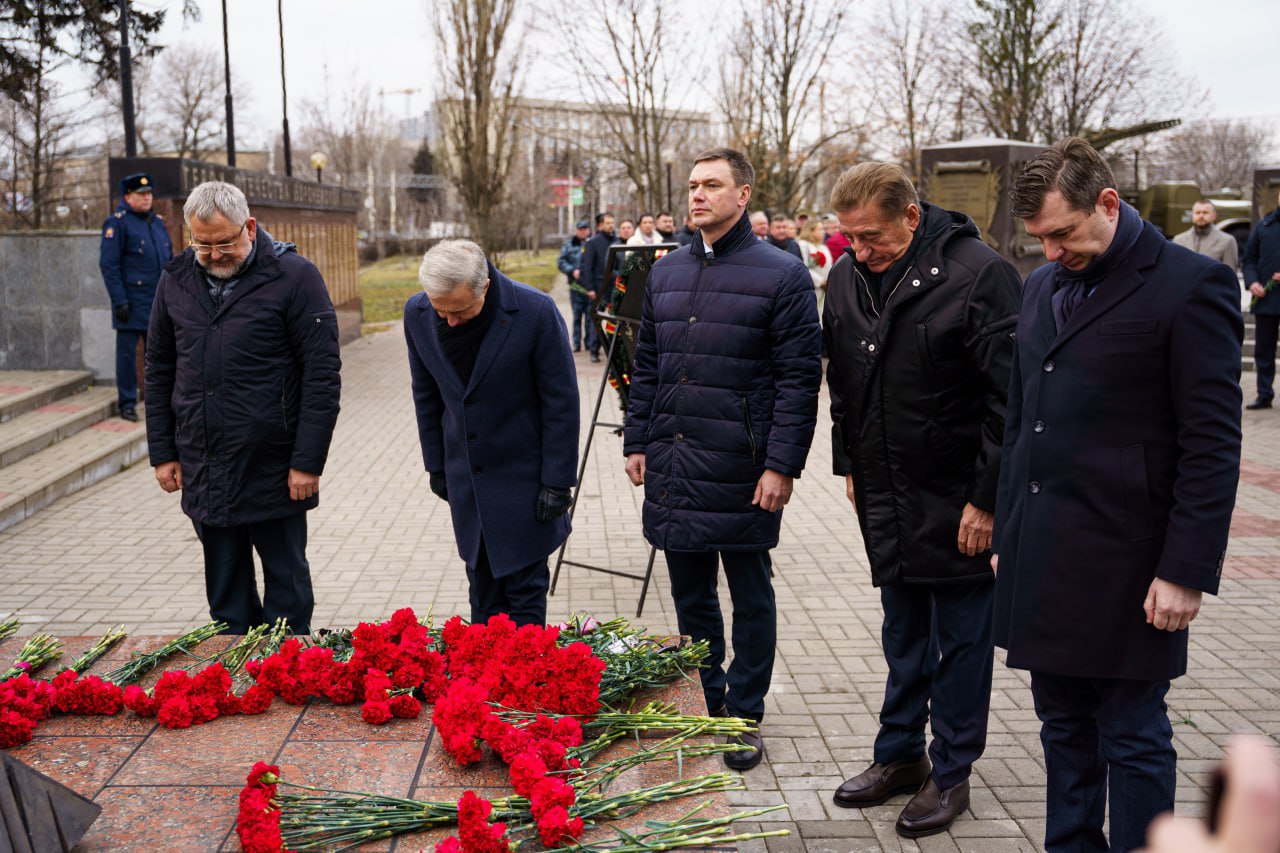 Губернатор Александр Гусев почтил память Героев Отечества Губернатор Александр Гусев почтил память Героев Отечества