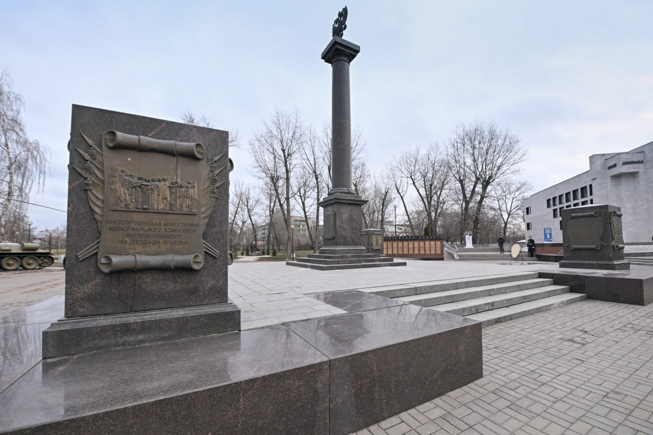 Председатель и депутаты областной Думы почтили память героев Отечества Председатель и депутаты областной Думы почтили память героев Отечества