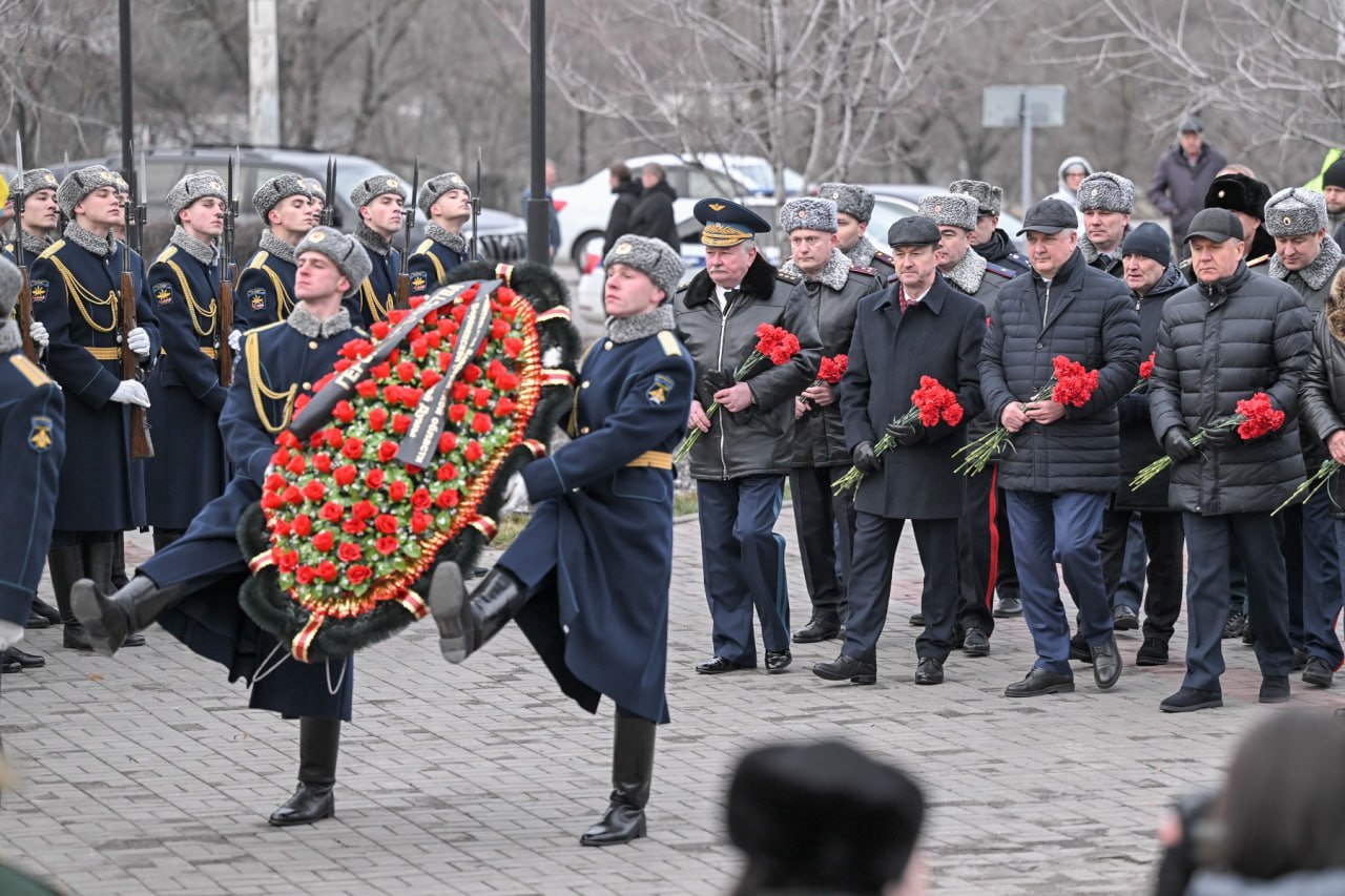 Председатель и депутаты областной Думы почтили память героев Отечества