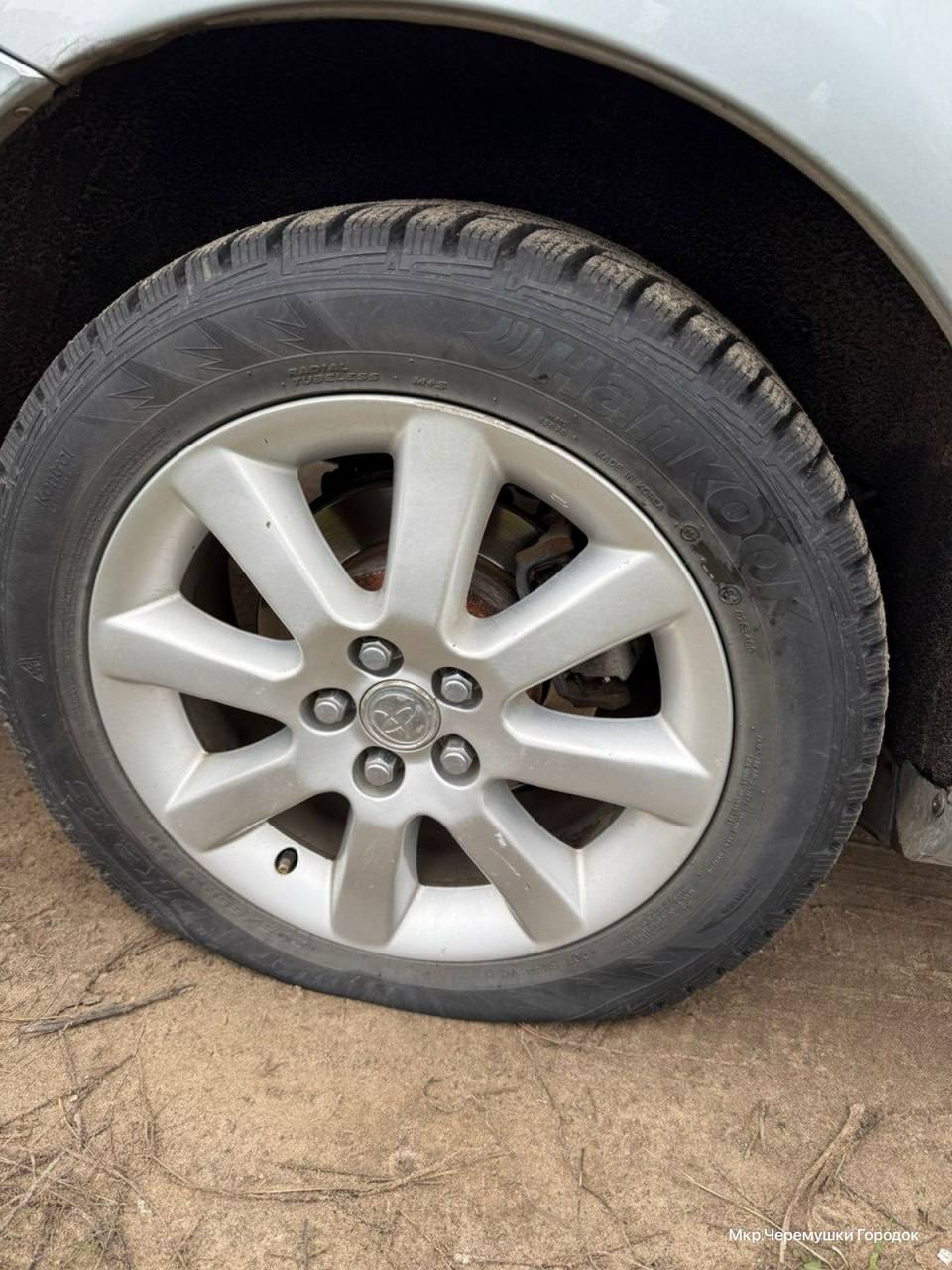 «Ночные мстители» порезали шины и облили грязью автомобили в ЖК «Черемушки» «Ночные мстители» порезали шины и облили грязью автомобили в ЖК «Черемушки»