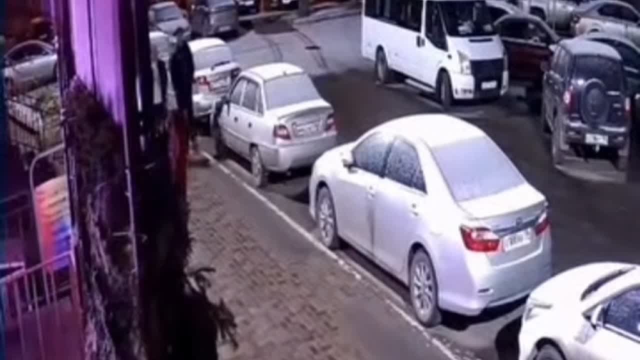 Из салона красоты вновь украли новогоднее украшение