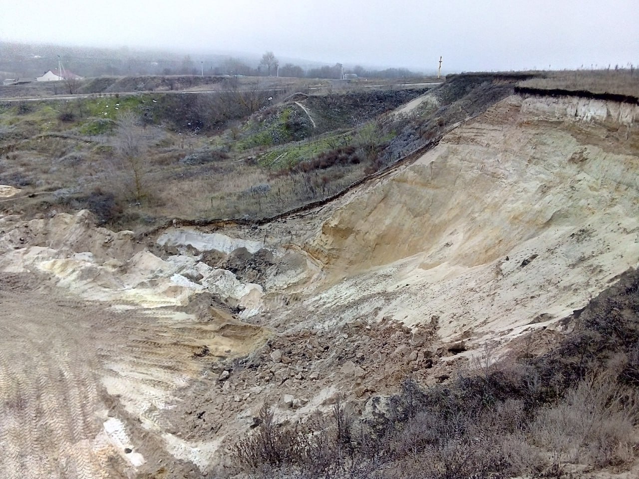 Незаконную добычу песка выявили в Семилукском районе Незаконную добычу песка выявили в Семилукском районе