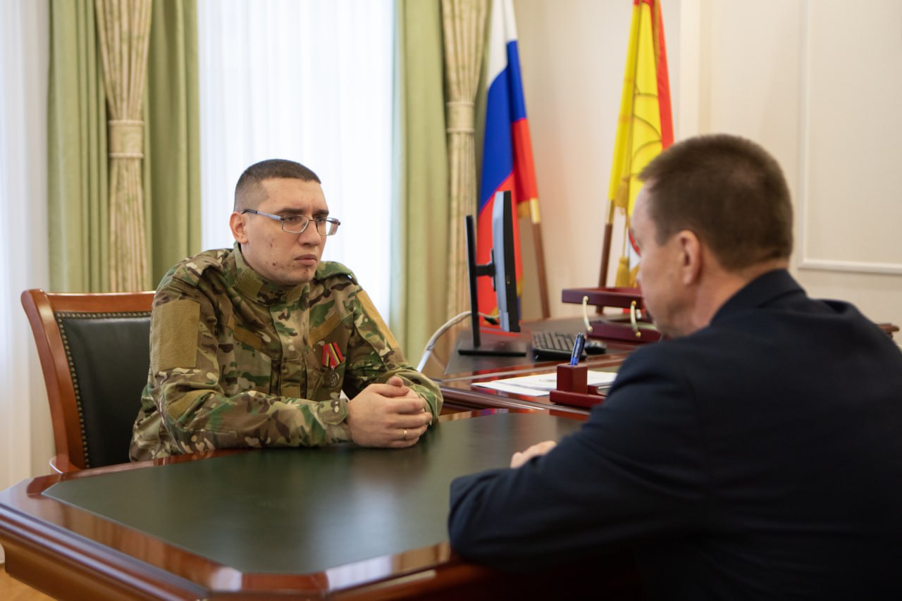 Разведчик из Бутурлиновки передал Юрию Матузову благодарность командования за помощь бойцам Разведчик из Бутурлиновки передал Юрию Матузову благодарность командования за помощь бойцам