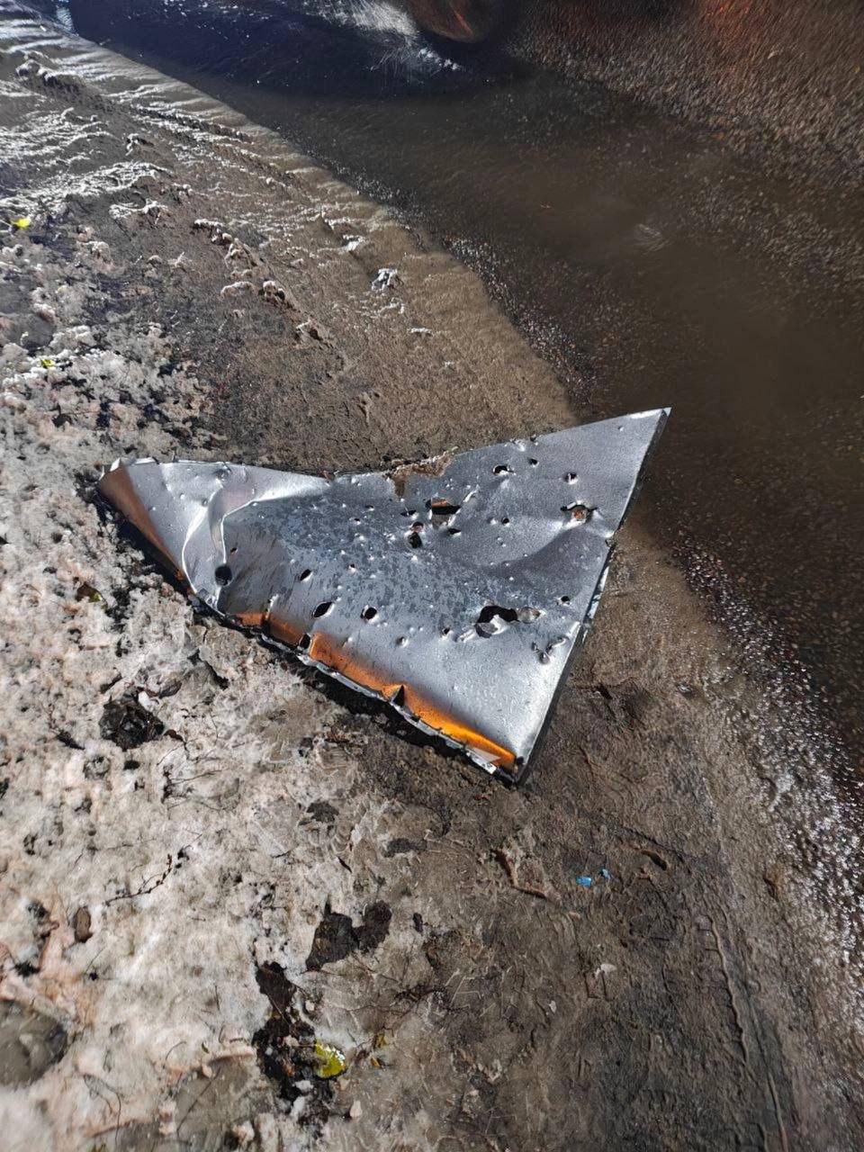 Появляются кадры обломков неизвестного украинского дрона/крылатой ракеты, сбитой системой ПВО в небе над Воронежем