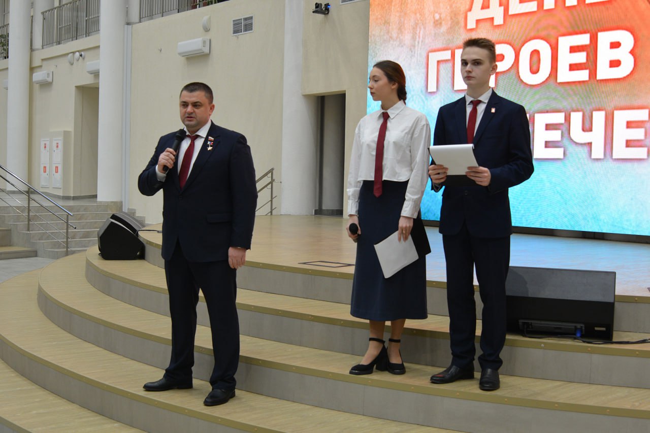 Герои среди нас. В воронежской Мега-школе состоялось масштабное празднование Дня героев Отечества Герои среди нас. В воронежской Мега-школе состоялось масштабное празднование Дня героев Отечества