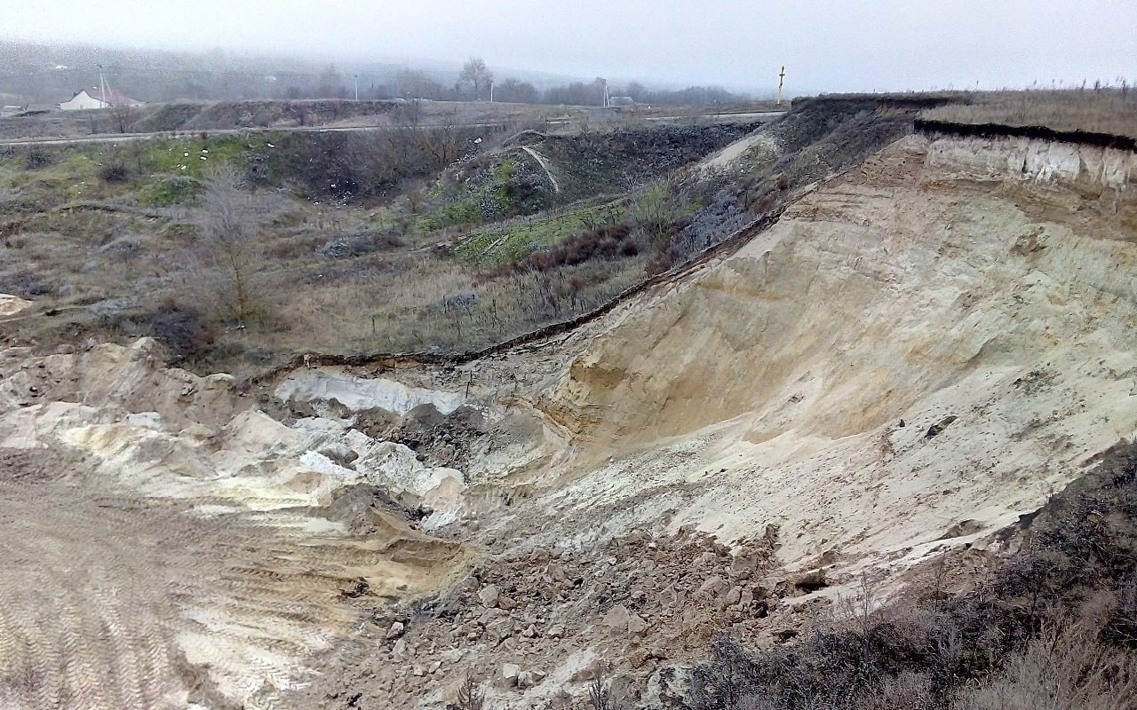 Нелегальную разработку песчаного карьера обнаружили экологи на территории Староведугского сельского поселения в Семилукском районе